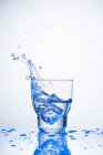 Wasser spritzt aus Glas — Stockfoto
