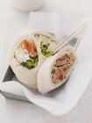 Nahaufnahme von verschiedenen Mini-Wraps mit Salaten und Fleisch — Stockfoto