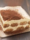Tiramisú espolvoreado con cacao en polvo - foto de stock