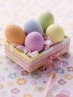 Vue rapprochée d'un colis de Pâques avec des œufs aux couleurs vives — Photo de stock