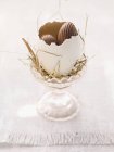 Крупним планом вид на Пасхальне гніздо в яєчній чашці з цукерками — стокове фото