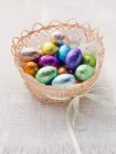 Cesta de Pascua con huevos de chocolate - foto de stock