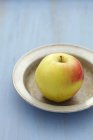 Fresh apple on plate — Stock Photo