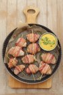 Filé de porco embrulhado em bacon — Fotografia de Stock