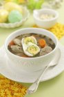 Nahaufnahme von Zurek polnische Roggenmehlsuppe mit Wurst und Ei — Stockfoto