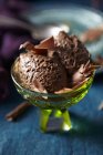 Mousse au chocolat avec boucles au chocolat — Photo de stock