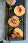 Pfirsichhälften und -viertel — Stockfoto