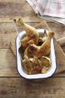 Жареная курица с чесноком — стоковое фото
