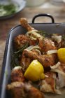 Gambe di pollo con aglio ed erbe aromatiche — Foto stock