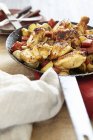 Pollo con chorizo y patatas en sartén - foto de stock