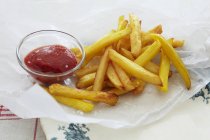 Papas fritas y salsa de tomate - foto de stock