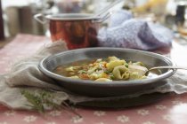 Суп из тортеллини с овощами — стоковое фото
