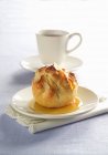 Vista close-up de maçã na pastelaria e xícara de café — Fotografia de Stock
