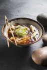 Суп з локшиною Рамен з куркою — стокове фото
