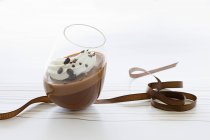 Mousse al cioccolato con crema — Foto stock