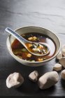 Vue rapprochée de la soupe Miso avec cuillère dans un bol — Photo de stock