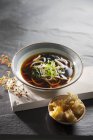 Sopa de fideos con tempura de tofu - foto de stock