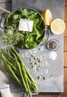Spinach with asparagus and lemons — Stock Photo