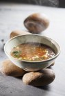 Крупним планом подання Тайська Tom Yum суп на камені — стокове фото