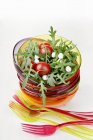 Pomodori ciliegia su rucola — Foto stock