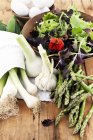 Spargel mit Salatblättern und Knoblauch — Stockfoto