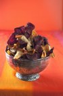 Chips de légumes dans un bol en argent — Photo de stock