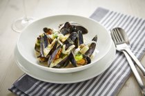 Mussels in garlic sauce — Stock Photo