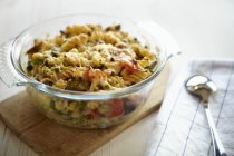 Fusilli pasta and vegetable bake — Stock Photo