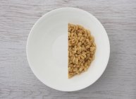 Porción reducida a la mitad del cereal - foto de stock