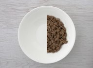 Porción a la mitad de arroz crujiente con chocolate - foto de stock