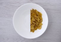 Halbierte Portion Cornflakes — Stockfoto