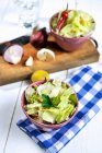Змішаний салат на дерев'яному столі над рушником — стокове фото