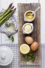 Ingredienti per salse servite con asparagi sulla scrivania in legno sul tavolo — Foto stock