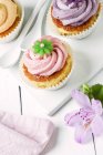 Summery cupcakes on table — Stock Photo