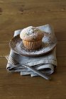 Muffin dusted with icing sugar — Stock Photo