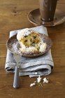 Muffin avec sucre glace sur assiette — Photo de stock