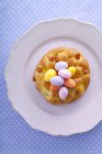 Дрожжевой пончик с марципановыми яйцами — стоковое фото
