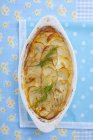 Gratin di patate con foglie di finocchio — Foto stock