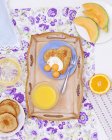 Bandeja de café da manhã com panqueca — Fotografia de Stock