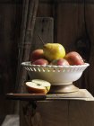 Frische Äpfel und Birnen — Stockfoto