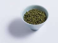 Fèves de soja vertes dans un bol — Photo de stock