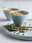 Fagiolini di soia con piselli gialli — Foto stock