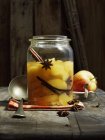 Vue rapprochée des pommes confites avec anis étoilé, gousses de vanille et bâton de cannelle — Photo de stock