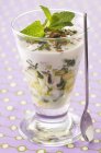 Nahaufnahme von herzhaftem Gurkensalat mit Birnen, Minze und Pinienkernen — Stockfoto