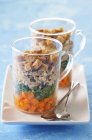 Eine geschichtete Vorspeise mit Croutons und geräucherter Makrele in Gläsern auf weißem Teller — Stockfoto
