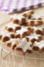 Biscoitos de canela em forma de estrela — Fotografia de Stock