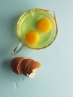 Ovos crus em jarro de medição — Fotografia de Stock