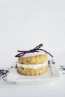 Scone ripieno di crema alla vaniglia — Foto stock
