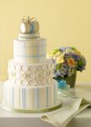Чотири ешелону весільний торт — стокове фото
