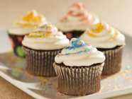 Schokoladen-Cupcakes mit Vanille-Zuckerguss — Stockfoto